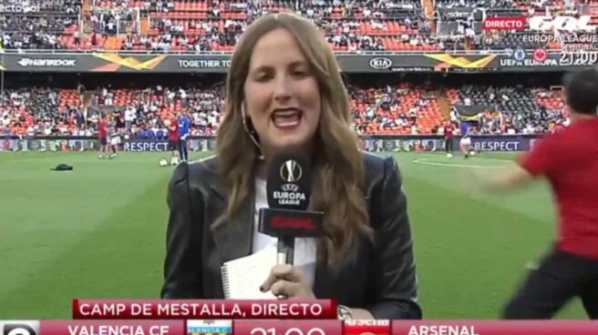 La periodista Mónica Benavent durante la retransmisión.