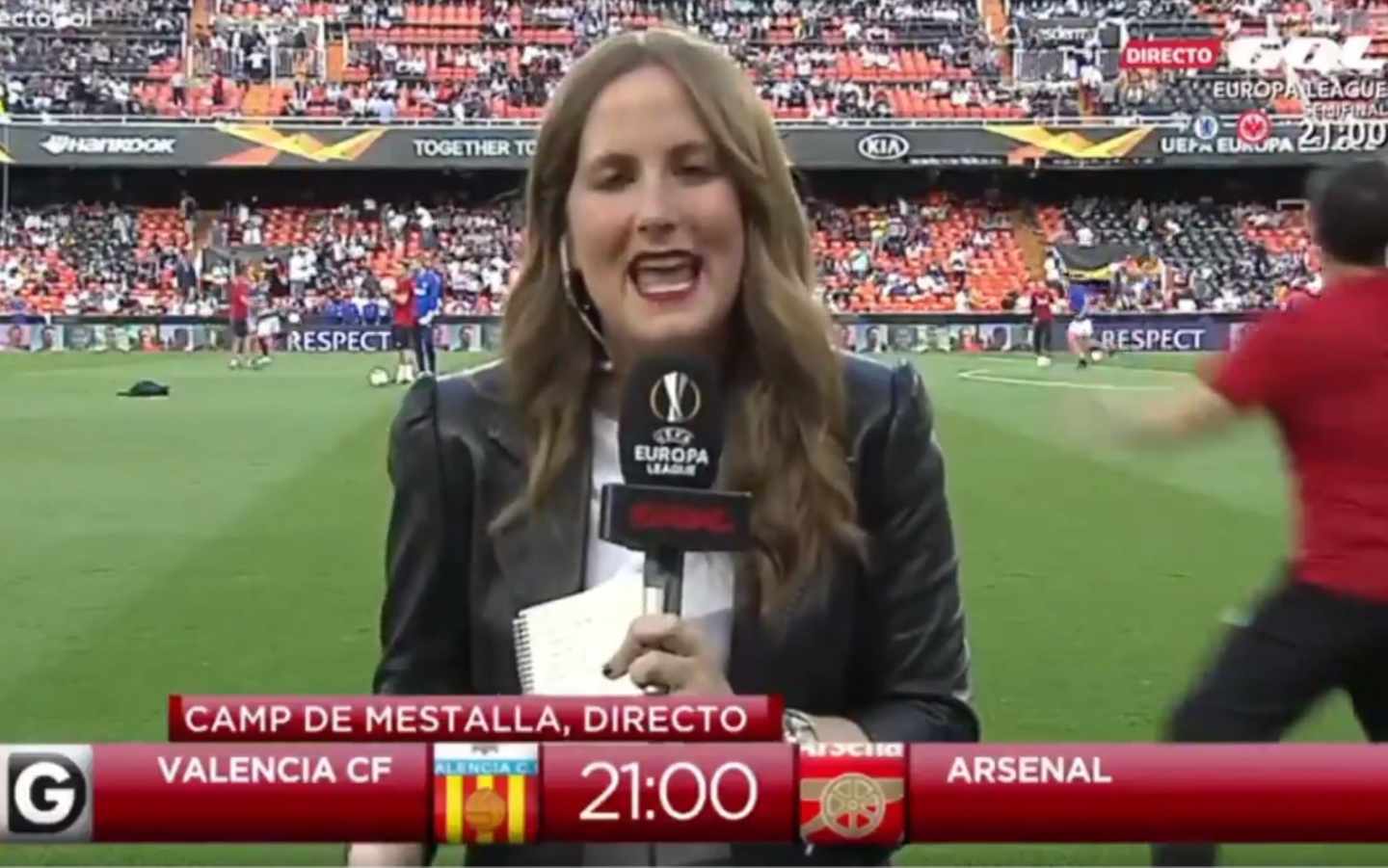 La periodista Mónica Benavent durante la retransmisión.