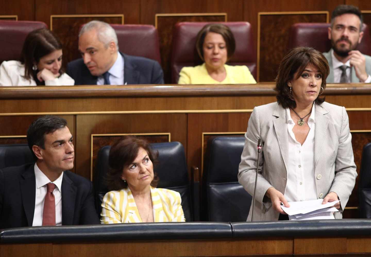 La ministra Dolores Delgado, interviniendo en el Congreso de los Diputados junto a Carmen Calvo y Pedro Sánchez.