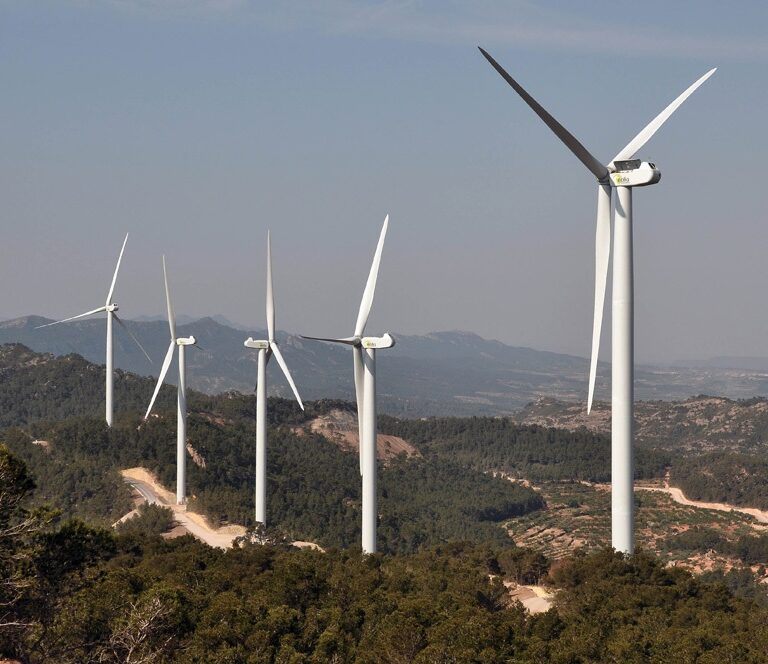 El sector eléctrico español registró un superávit de 3.902 millones de euros el año pasado