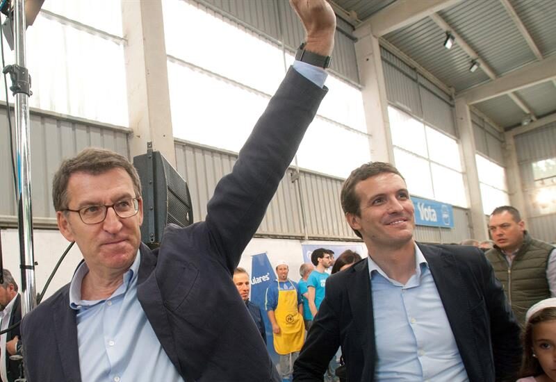 Pablo Casado y Alberto Núñez Feijóo, en un acto electoral en la localidad pontevedresa de Nigrán.