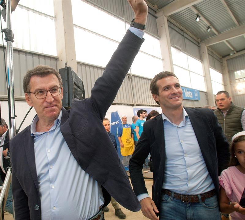 Pablo Casado y Alberto Núñez Feijóo, en un acto electoral en la localidad pontevedresa de Nigrán.