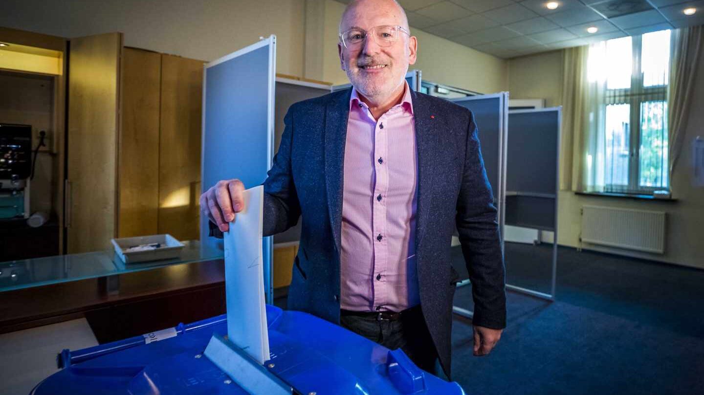 Frans Timmermans, líder de los laboristas holandeses, vota en Heerlen.