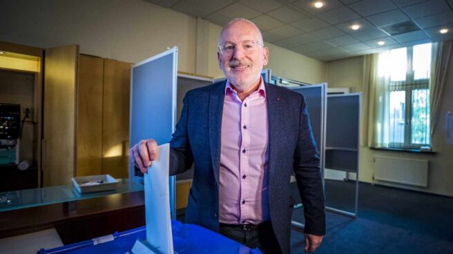 Frans Timmermans, líder de los laboristas holandeses, vota en Heerlen.
