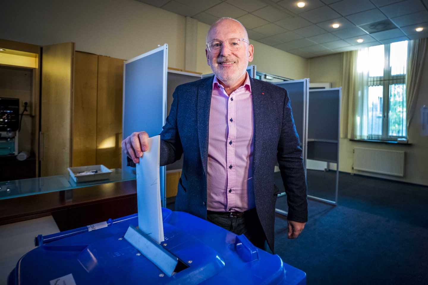 Frans Timmermans, líder de los laboristas holandeses, vota en Heerlen.