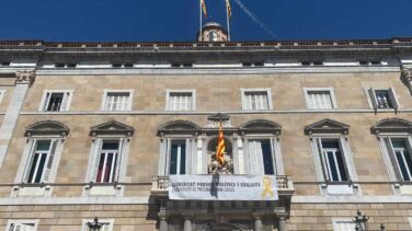 Torra vuelve a colgar la pancarta de los "presos políticos" en la Generalitat