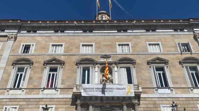 Torra vuelve a colgar la pancarta de los "presos políticos" en la Generalitat