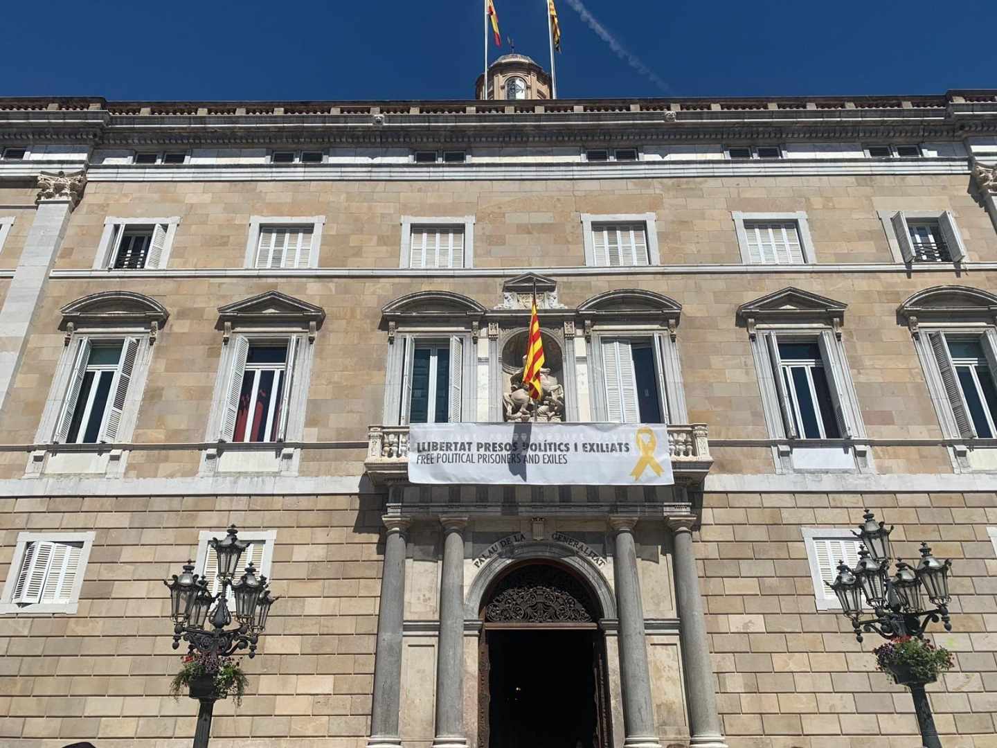 Torra vuelve a colgar la pancarta de los "presos políticos" en la Generalitat