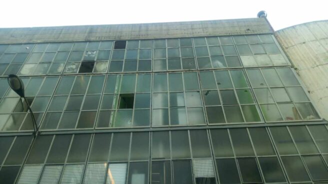 Estado en el que quedó la sede de Vox en Bilbao trsa el ataque con piedras.