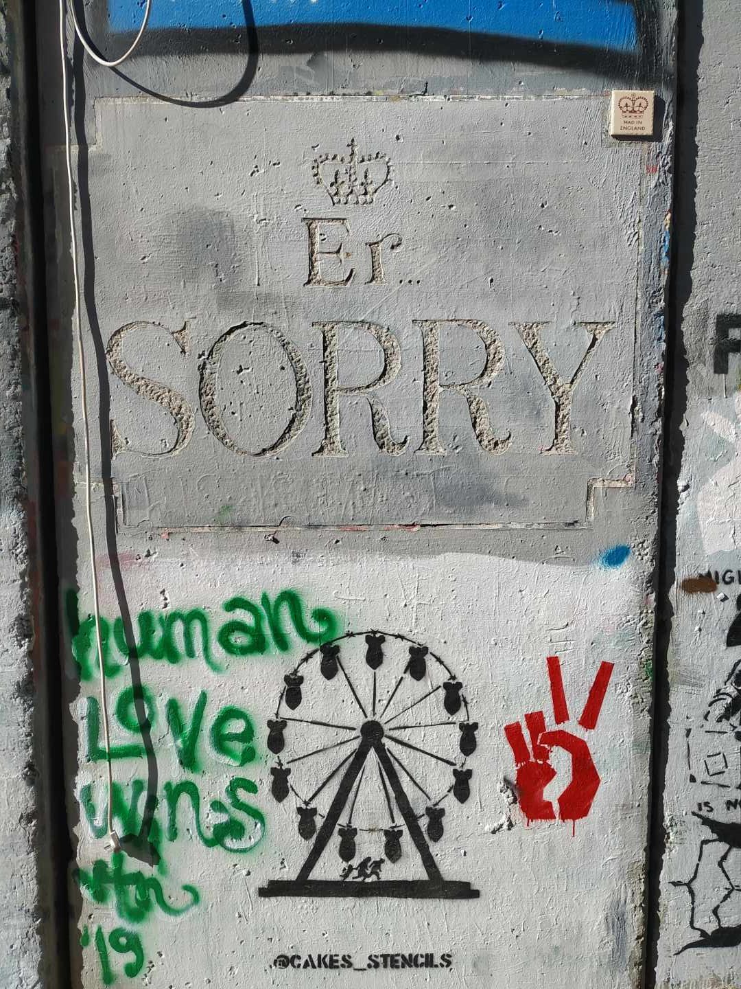 Obra 'Er Sorry' ("Eh, perdón") de Banksy coincidiendo con el centenario de la Declaración de Balfour y una noria de bombas pintada por Cake $.