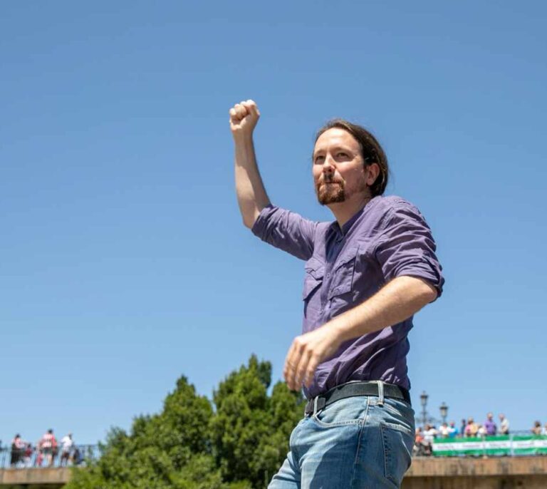 Iglesias responde a sus críticos: es preferible gobernar que darse "golpes en el pecho"
