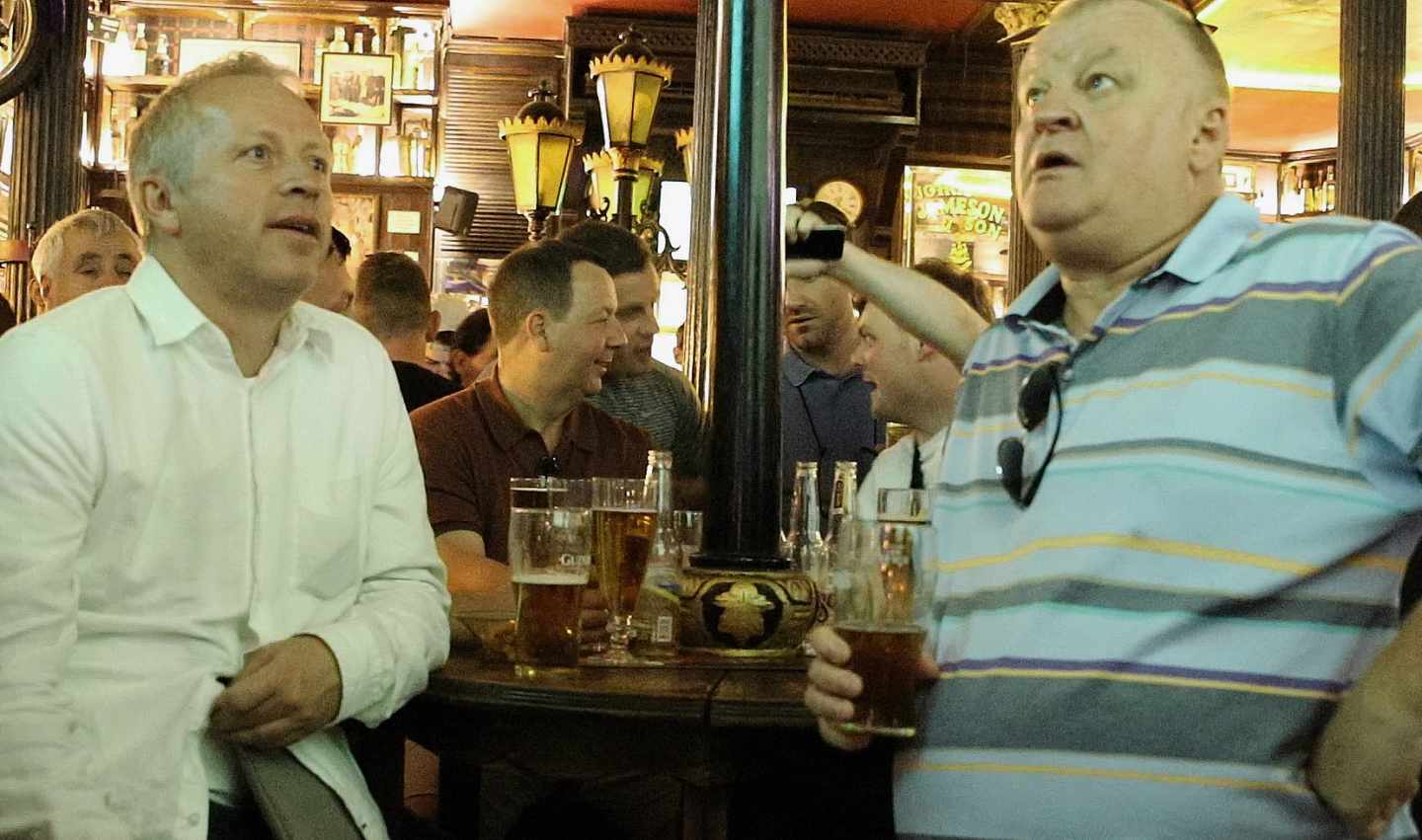 Aficionados ingleses en un pub en Madrid