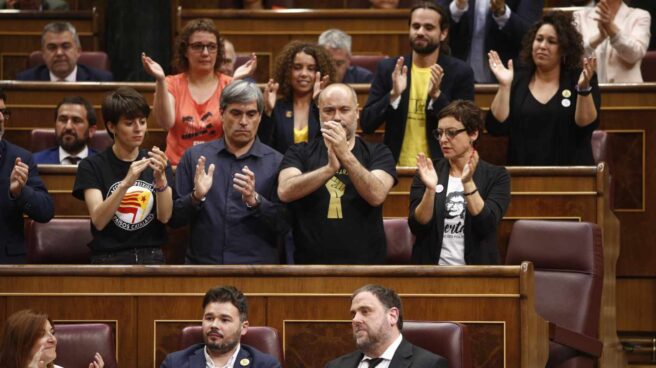 Oriol Junqueras, aplaudido por los diputados de ERC. Oriol Junqueras, aplaudido por los diputados de ERC.