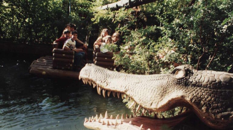 'La Jungla', un recorrido temático en balsa inaugurado en 1978 que atraviesa una selva. 'La Jungla', un recorrido temático en balsa inaugurado en 1978 que atraviesa una selva.