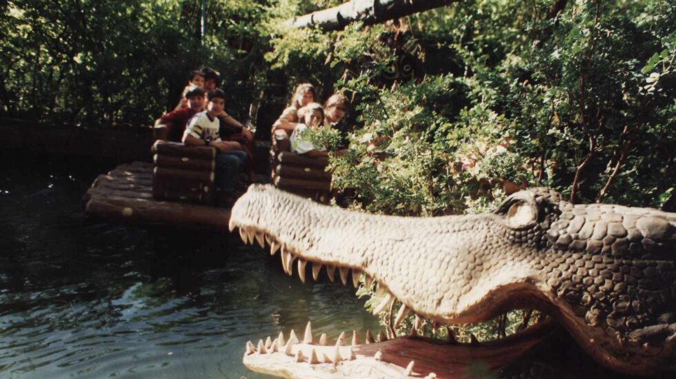 'La Jungla', un recorrido temático en balsa inaugurado en 1978 que atraviesa una selva.