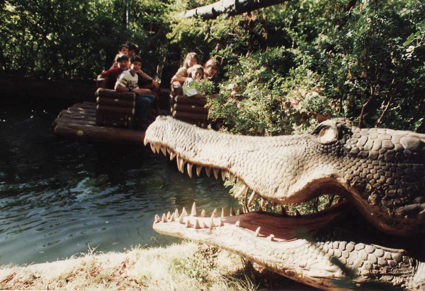 'La Jungla', un recorrido temático en balsa inaugurado en 1978 que atraviesa una selva.