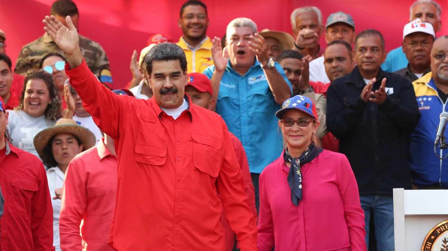 Nicolás Maduro y su esposa, la primera combatiente, Cilia Flores, junto a sus seguidores.