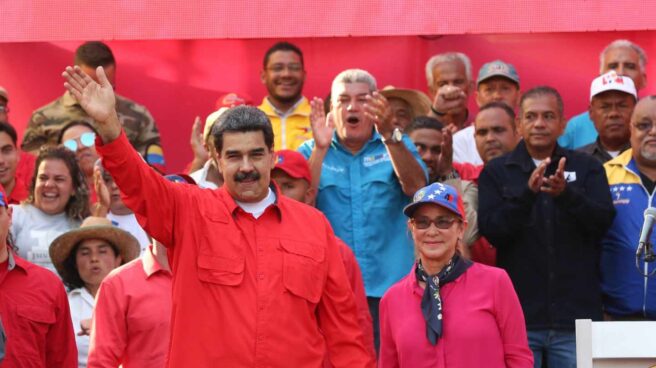 Nicolás Maduro y su esposa, la primera combatiente, Cilia Flores, junto a sus seguidores.