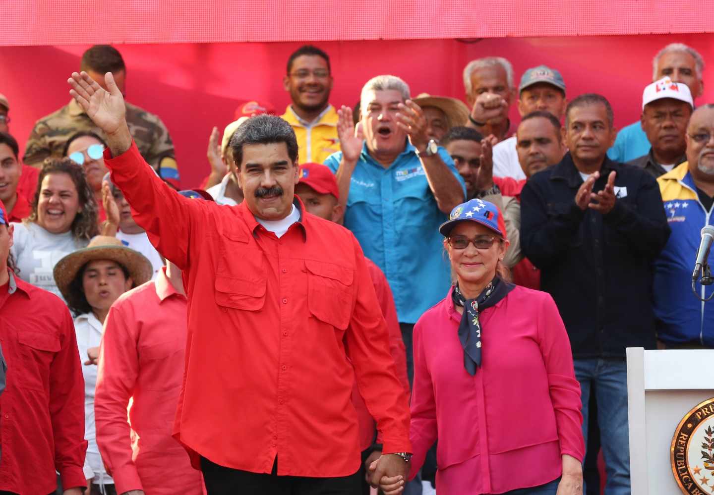 Nicolás Maduro y su esposa, la primera combatiente, Cilia Flores, junto a sus seguidores.