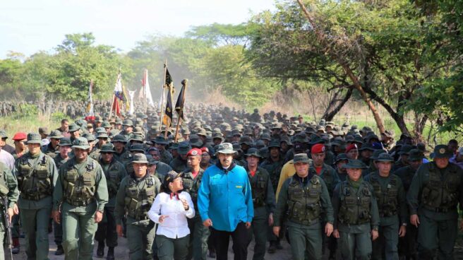 Nicolás Maduro y el ministro de Defensa encabezan una marcha con cadetes en el Pao.