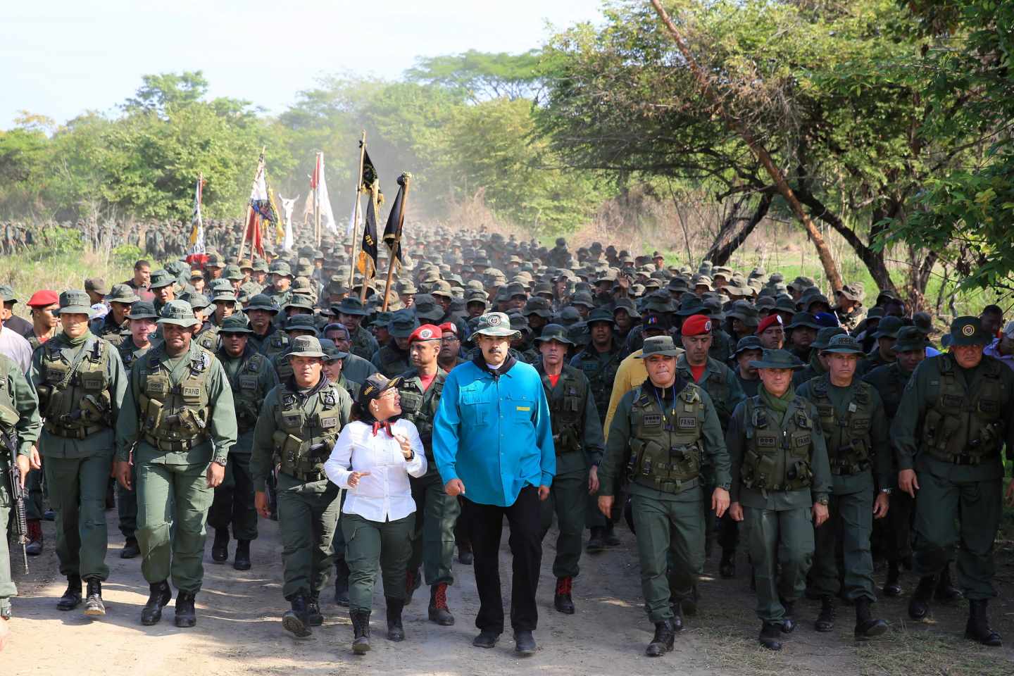 Nicolás Maduro y el ministro de Defensa encabezan una marcha con cadetes en el Pao.