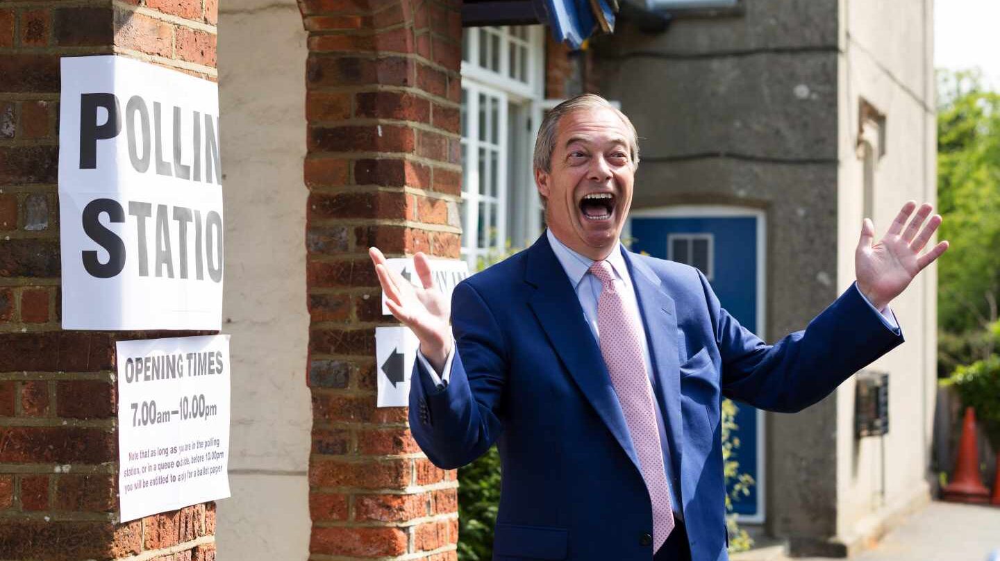 Nigel Farage, líder del Partido del Brexit, en su colegio de votación en Biggin Hill, Kent.