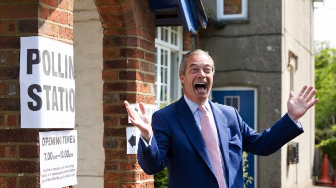Nigel Farage, líder del Partido del Brexit, en su colegio de votación en Biggin Hill, Kent.