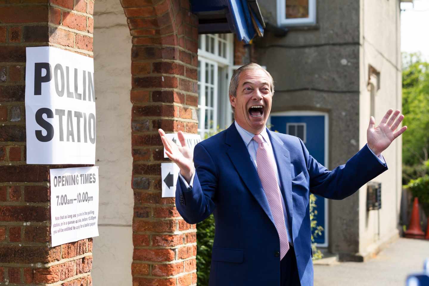 Nigel Farage, líder del Partido del Brexit, en su colegio de votación en Biggin Hill, Kent.