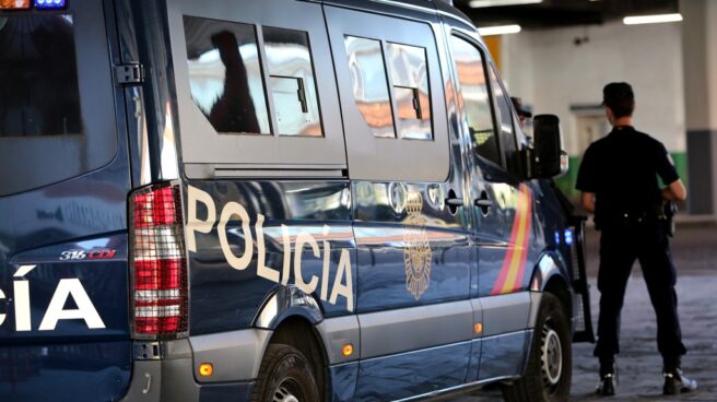 Misión: vigilar si 'piratas' informáticos intentan "desestabilizar" el país Un agente de la Policía Nacional, en acto de servicio.