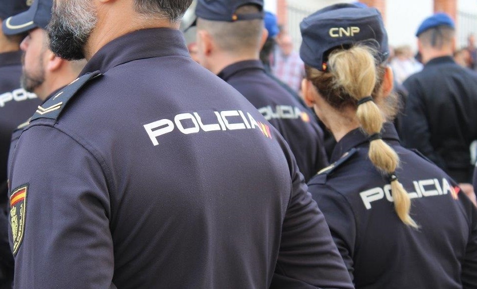 Policías nacionales, en acto de servicio.