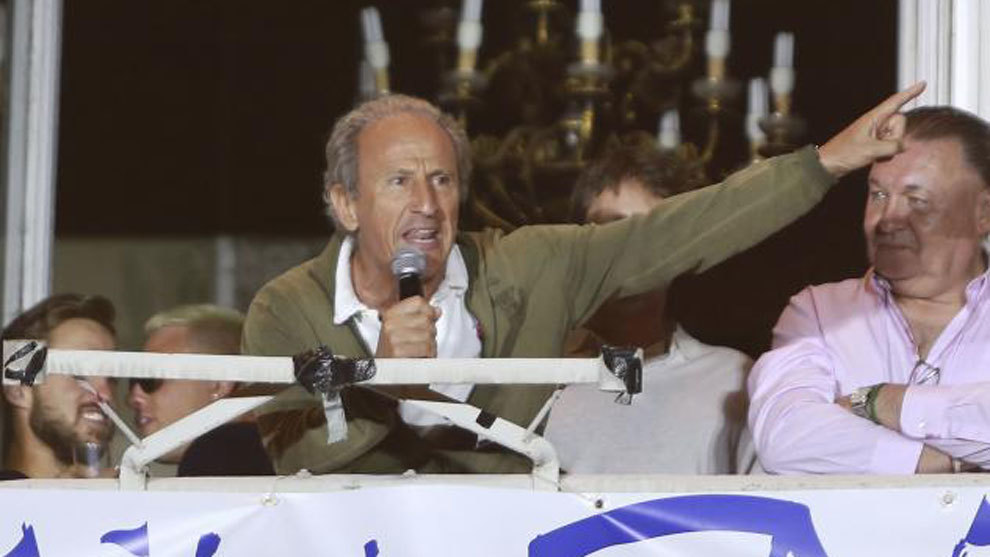 José María Martín Petón, junto al presidente del Huesca, Agustín Lasaosa.