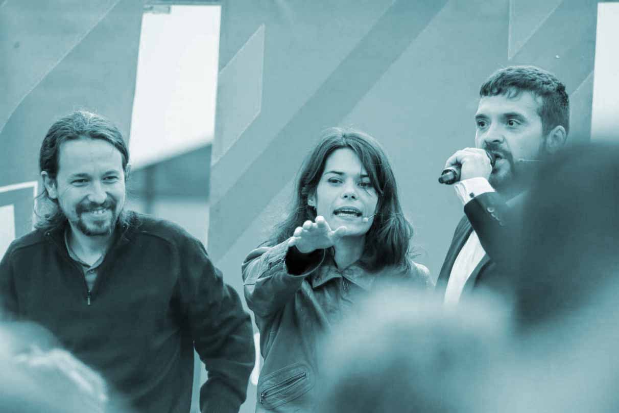 Isabel Serra, en el centro, junto a Pablo Iglesias en un acto de Podemos.