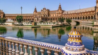 Un niño se queda atrapado en los barrotes de la Plaza de España de Sevilla