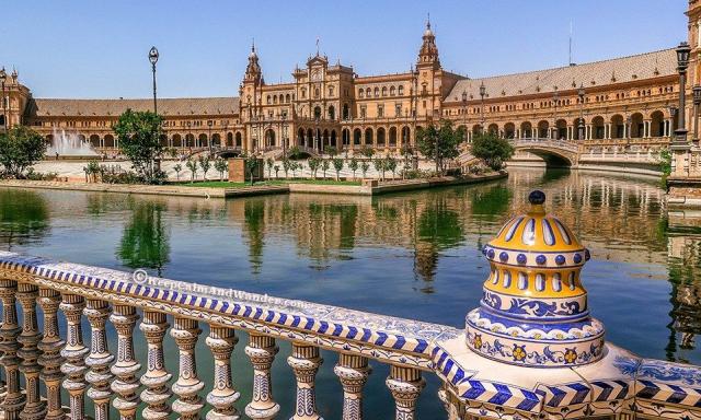 Un niño se queda atrapado en los barrotes de la Plaza de España de Sevilla