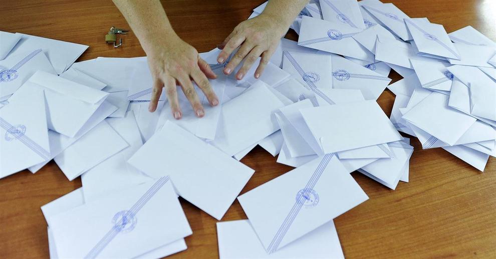 Recuento de papeletas volcadas en unas urnas.