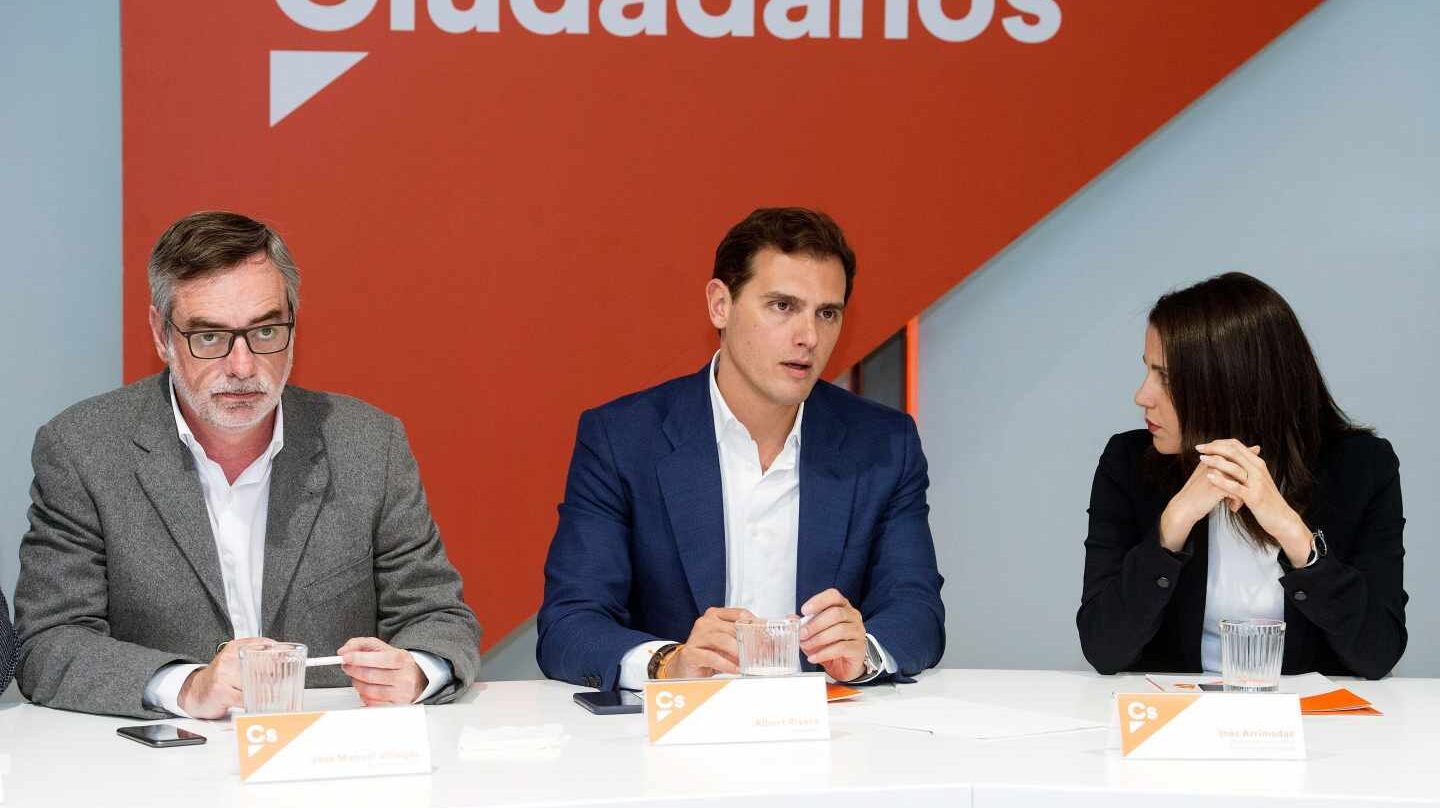El presidente de Ciudadanos, Albert Rivera (c), junto al secretario general, José Manuel Villegas (i), y la portavoz de la Ejecutiva, Inés Arrimadas, durante la reunión del Comité Ejecutivo de la formación naranja celebrada este lunes en Madrid.