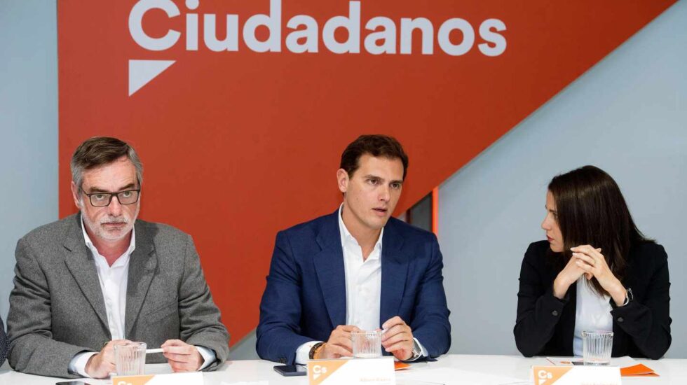 El presidente de Ciudadanos, Albert Rivera (c), junto al secretario general, José Manuel Villegas (i), y la portavoz de la Ejecutiva, Inés Arrimadas, durante la reunión del Comité Ejecutivo de la formación naranja celebrada este lunes en Madrid.