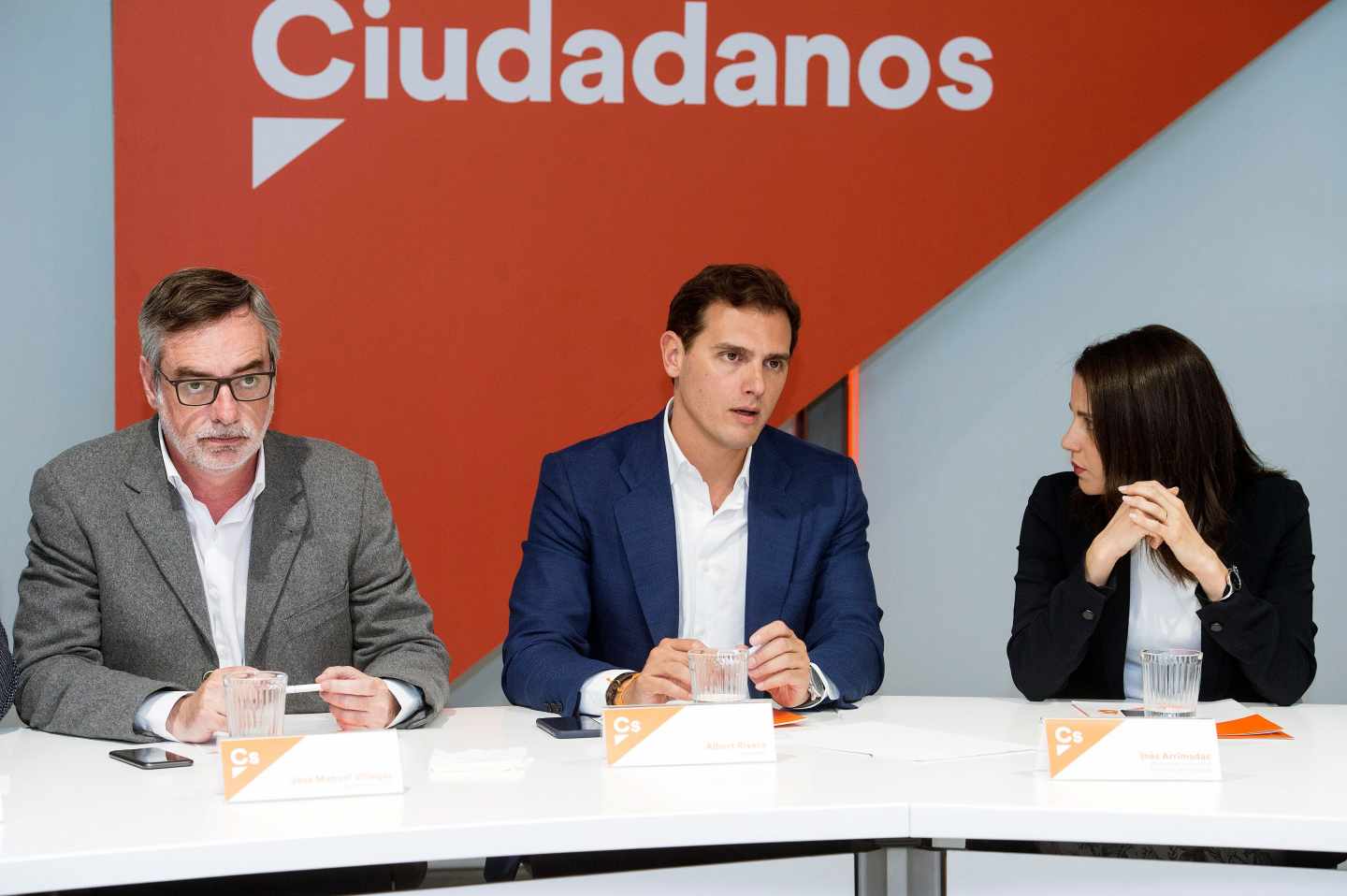 El presidente de Ciudadanos, Albert Rivera (c), junto al secretario general, José Manuel Villegas (i), y la portavoz de la Ejecutiva, Inés Arrimadas, durante la reunión del Comité Ejecutivo de la formación naranja celebrada este lunes en Madrid.