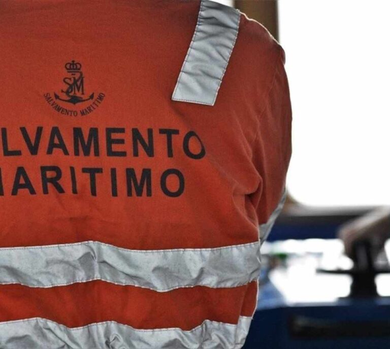 Buscan a dos personas desaparecidas tras volcar un barco en el puerto de Castellón