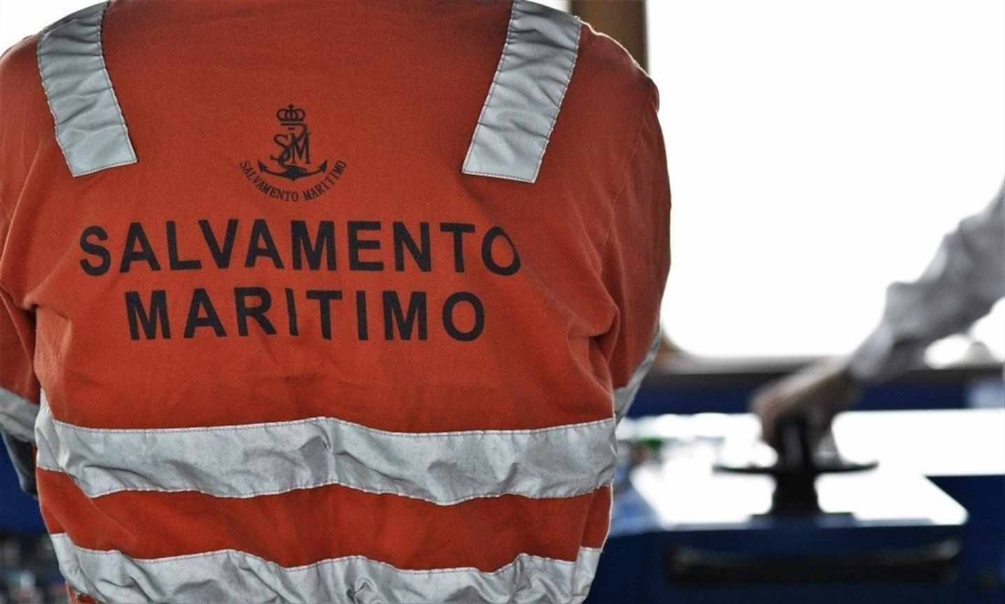 Rescatan en helicóptero a los tripulantes de un barco hundido en Lugo