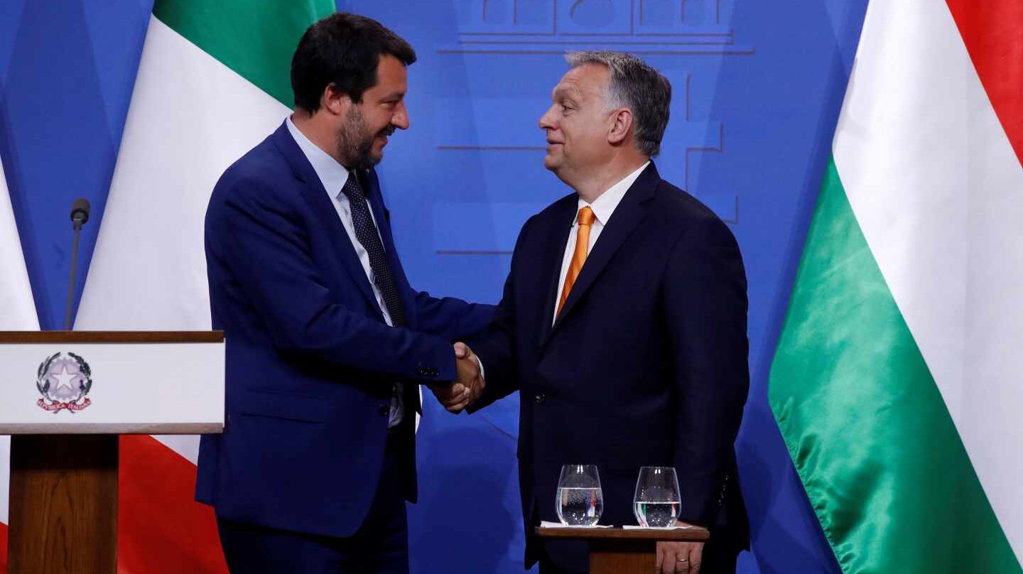 De izqda. a dcha, el ministro del Interior italiano, Matteo Salvini, líder de la Liga, junto al primer ministro húngaro, Viktor Orban, en Budapest.