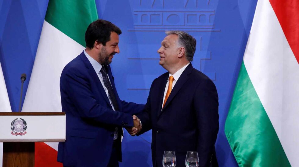 De izqda. a dcha, el ministro del Interior italiano, Matteo Salvini, líder de la Liga, junto al primer ministro húngaro, Viktor Orban, en Budapest.