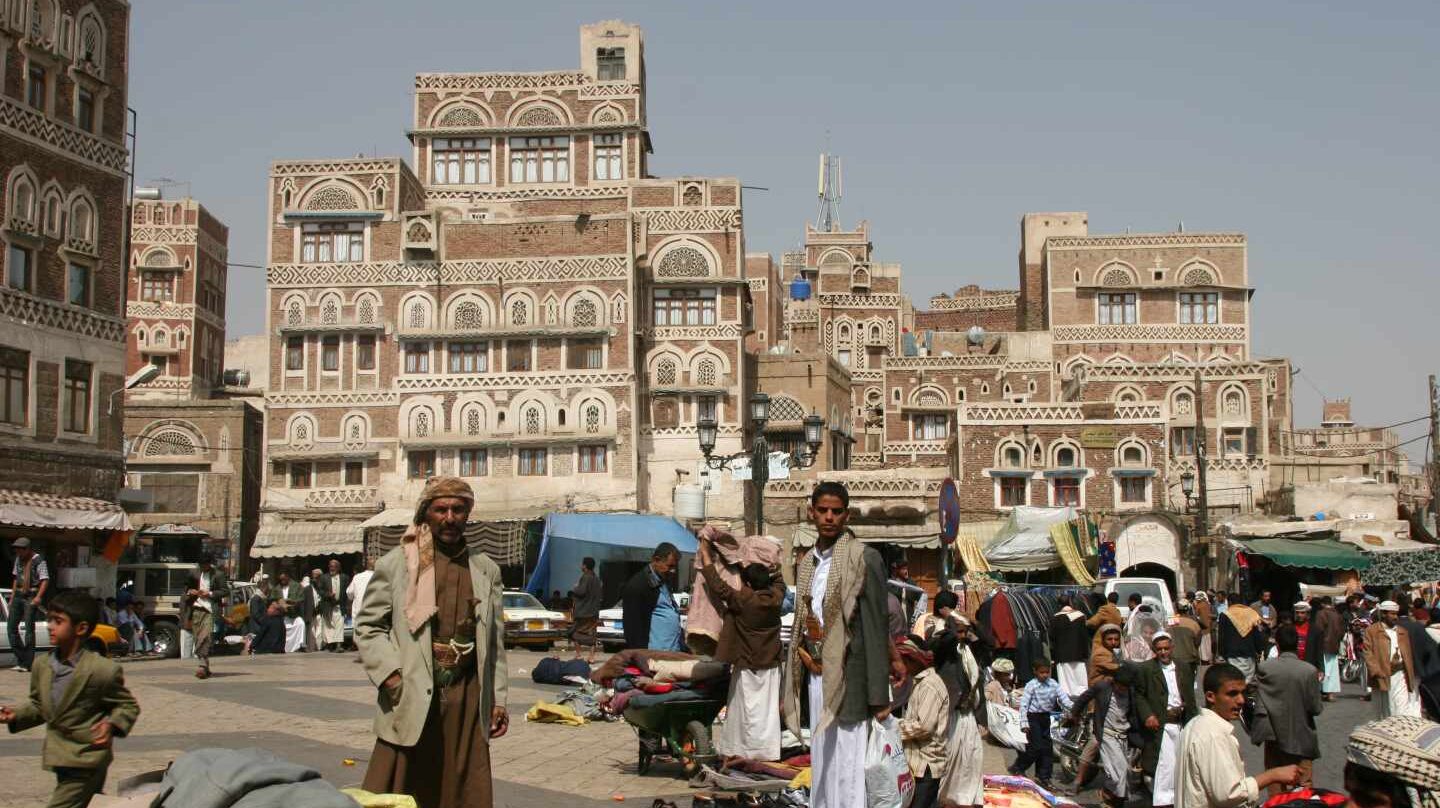 Puestos ambulantes en una plaza del centro de Saná, la capital de Yemen.