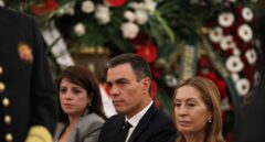 Sánchez saca del brazo a un hombre que lanzó unos folios al féretro de Rubalcaba