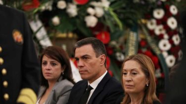 Sánchez saca del brazo a un hombre que lanzó unos folios al féretro de Rubalcaba