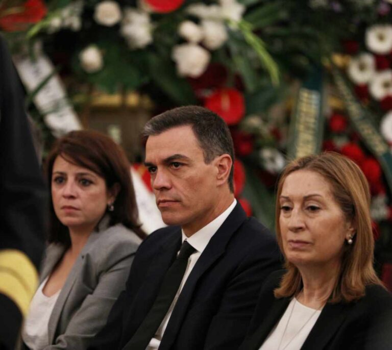 Sánchez saca del brazo a un hombre que lanzó unos folios al féretro de Rubalcaba