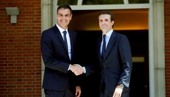 Finaliza tras más de hora y media la reunión entre Casado y Sánchez en Moncloa