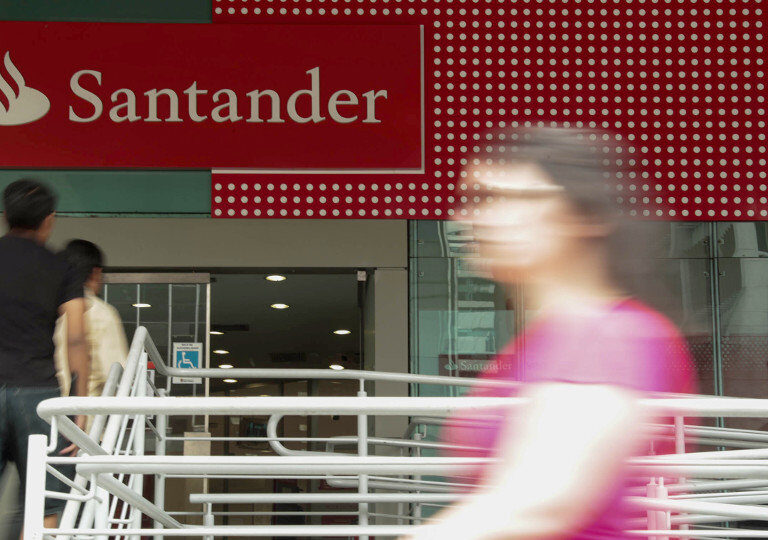 Los sindicatos amenazan con bloquear el ERE de Santander por discriminar a las oficinas