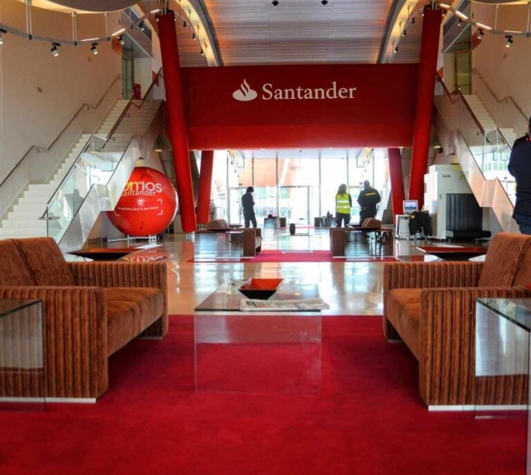 Santander promete recolocar a los 3.700 empleados afectados por el ERE