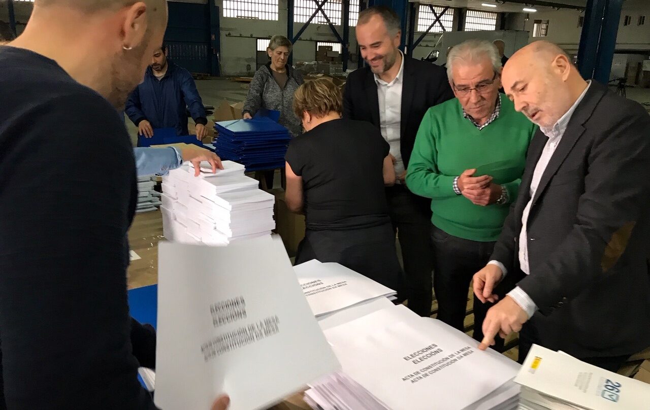 Reparto de sobres y papeletas para el 26-M en Galicia.